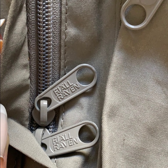 A backpack - Picture 5 of 7